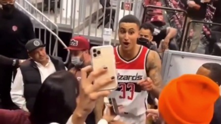 NBA热辣资讯 库兹马赛后跟球迷暖心互动！球迷：越来越有巨星范儿了！