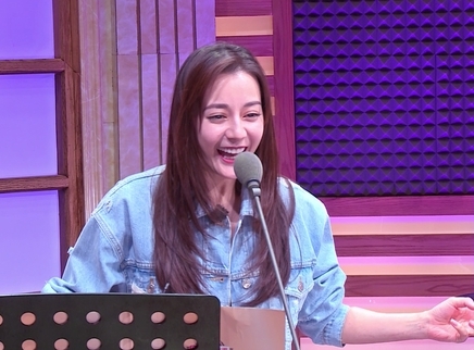 迪丽热巴电眼嘟嘴杀高萌来袭