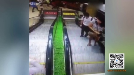 蓝天娱乐快报 2016 7月 女子推婴儿车乘扶梯没抓稳 孩子瞬间滚下扶梯 160727
