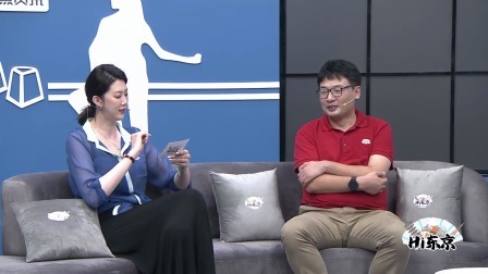 薛明变身美女记者采访首秀，犀利提问逗笑全场