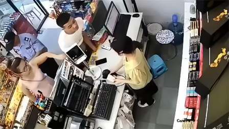 品人生百味第二季 实在太嚣张了！男子便利店里多次殴打女店员，现已被警察控制