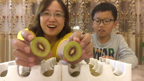 梁小轩和轩妈试吃各种美食 试吃红心猕猴桃