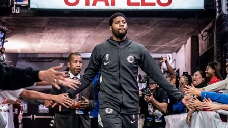 NBA热辣资讯 洛杉矶快船客场的出场仪式！这场景真的帅炸了！
