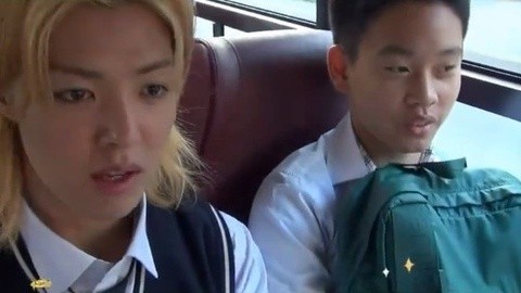 韩版我去上学啦 康男偶遇同校生 成东日放毒气弹