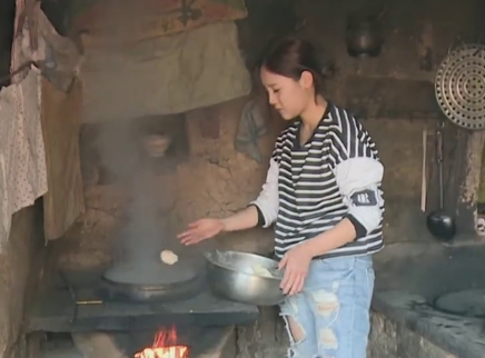 变形计 第12季 李幼恩饥饿难耐村中乞讨
