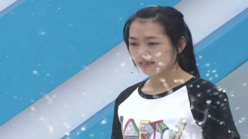 男生女生向前冲 豪迈女唱《闯码头》 男生冲太猛掉水