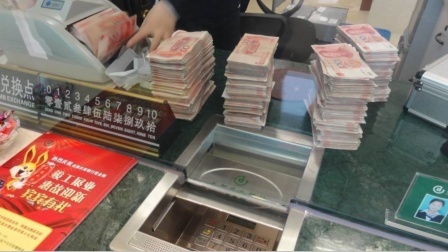男子取钱时银行多给了1万：我就不退