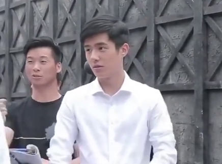 全民路透社 刘昊然白色衬衣雨中打戏超燃