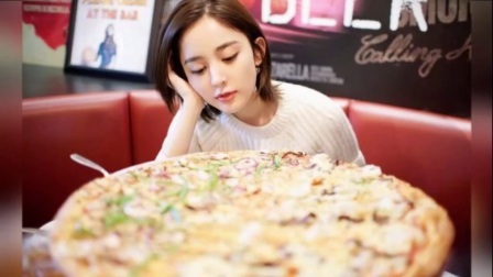 嘻嘻娱乐 2017 11月 古力娜扎怀抱小侄女的照片曝光 一看就是没有生过孩子的 171126