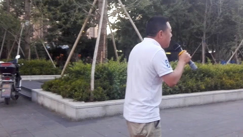 唱罢吹灯 小伙搞笑飙歌《2017天真热》毫无违和感