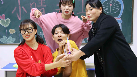 美女家务事 男同学害怕打针，小晴自制粘土针管套路他，这方法太绝了！