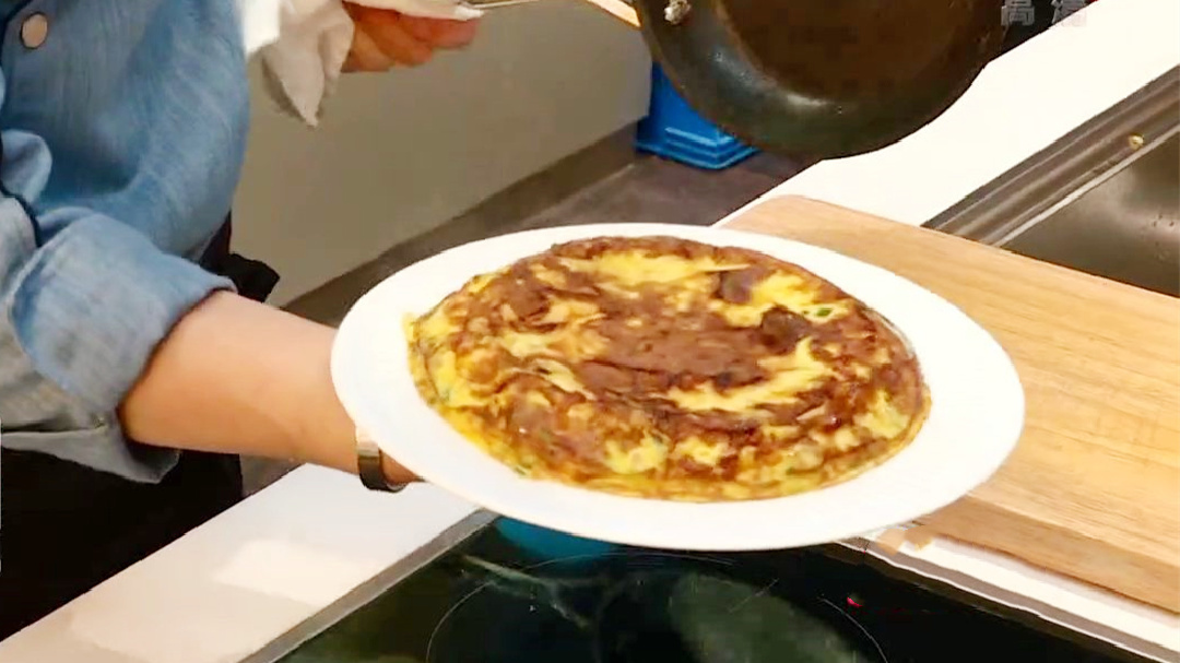 人气美食 大厨教做菜之西班牙榨菜蛋饼