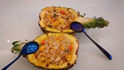 梁小轩和轩妈试吃各种美食 自制菠萝炒饭