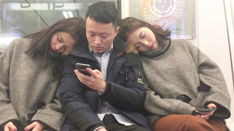 李一檬EMOO 双胞胎睡遍地铁整蛊路人