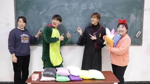 美女家务事 挑战一笔不重复写出森字，没想小晴轻轻松松搞定，赢得全部粘土