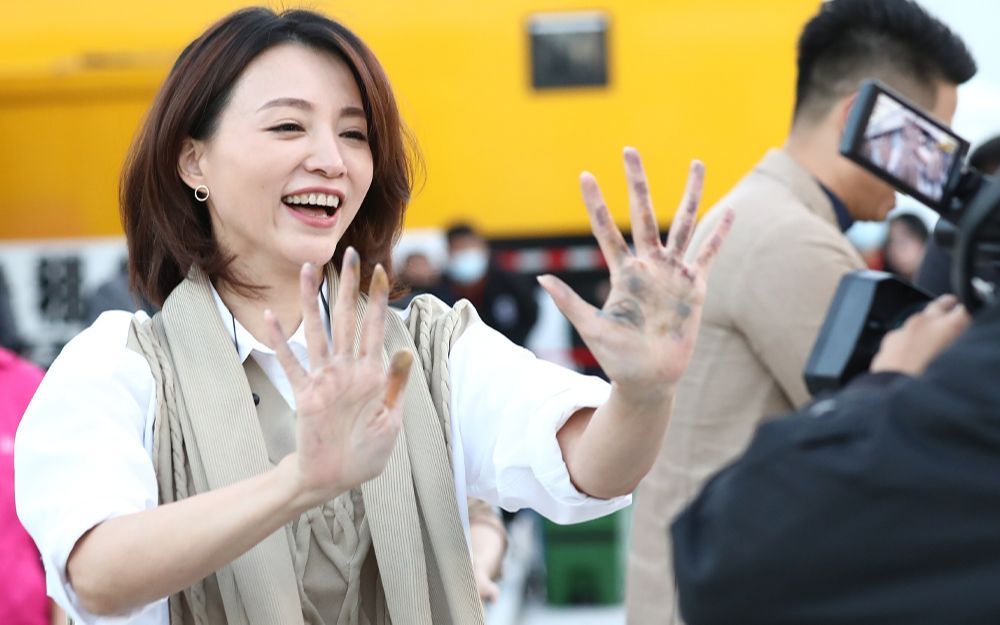 朗读亭治愈人心，打拐母亲、周冬雨、刘慈欣、盲人运动员朗读