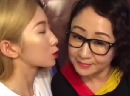 娱乐新鲜爆 孟美岐为妈妈庆生