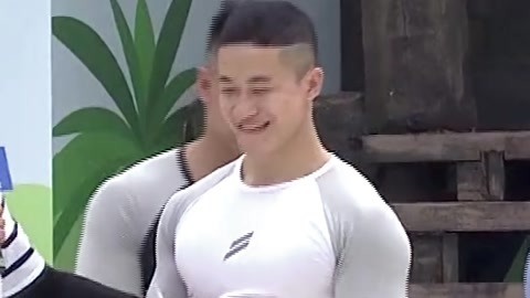 女生带着妈妈力量成功登顶 肌肉猛男组团来闯关