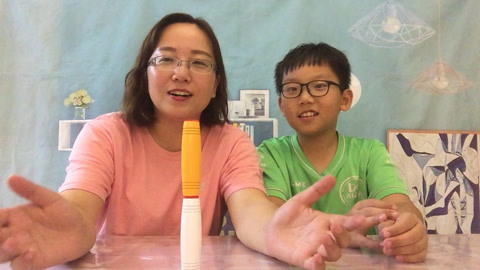 梁小轩和轩妈试吃各种美食 试玩“无聊解压玩具”