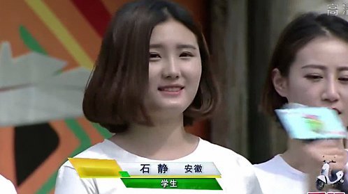 男生女生向前冲 夜跑美女达人组队冲关