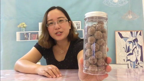 梁小轩和轩妈试吃各种美食 试吃怀旧零食“山楂球”