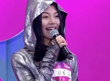 2016超级女声地面唱区海选 唱跳俱佳的A4腰完美女生来袭