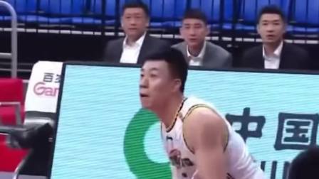 CBA热辣资讯 张镇麟起飞欲隔扣阿联被犯规！阿联下场时的反应让人心酸！