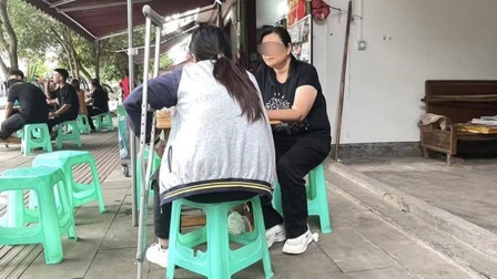 14岁女孩被学姐罚深蹲致“十级伤残”，家长：未和校方谈拢赔偿