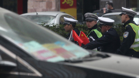 小强热线 深圳最牛违停豪车挂多张特殊通行证