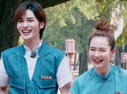 黄明昊朱正廷爆笑修树杈