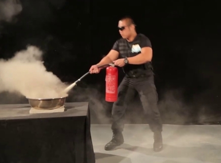 新闻大求真 如何正确使用灭火器？