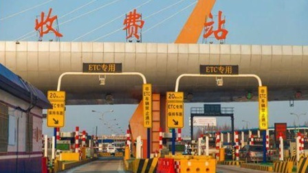 司机吃半条活鱼才让车免费过站？官方回应