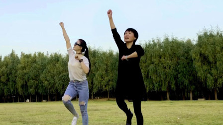 两人PK鬼步舞《中国战场》