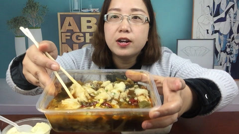 梁小轩和轩妈试吃各种美食 试吃“15.8买的酸菜鱼”