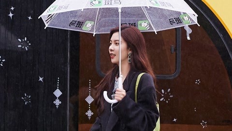 宋妍霏一家体验真人CS 宋爸遭宋妈碎碎念攻击