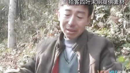 山村教师感人升旗 绝不让一个孩子失学