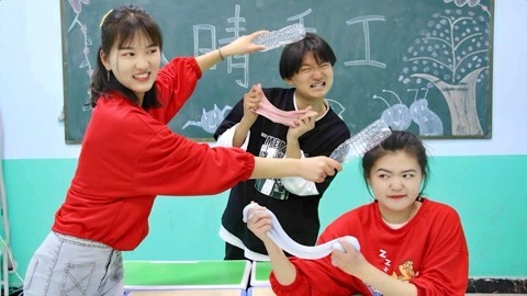 美女家务事 学生玩九九乘法表游戏