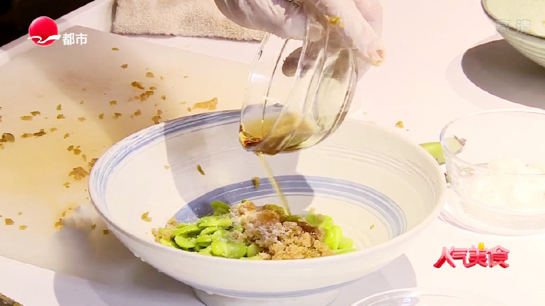 人气美食 五分钟快手菜 榨菜豆瓣麻油拌？