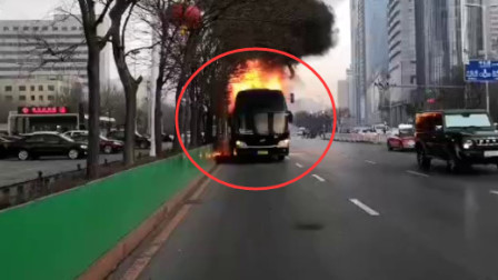 沈阳一机场大巴车自燃 司机疏散乘客无人伤亡