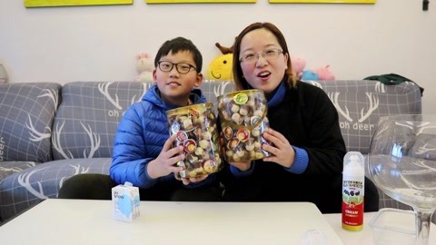 梁小轩和轩妈试吃各种美食 星球杯做千层蛋糕