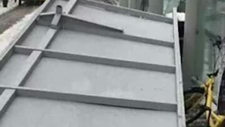 要闻主菜单 合肥公交站被雪压垮 61岁女子遇难