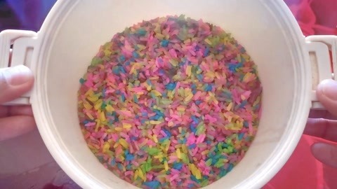 梁小轩和轩妈试吃各种美食 云南.五彩米饭团