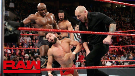 WWE RAW 2019 芬巴洛尔被独狼帮狂虐