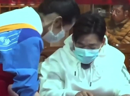 张子枫体验服务员给王宝强点餐