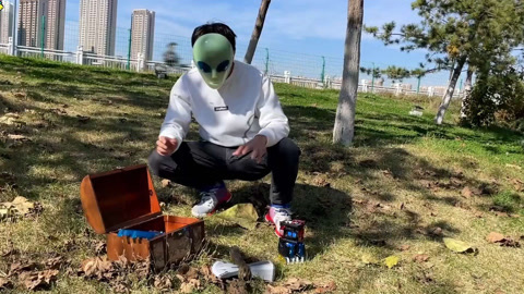 飞碟拿走了乐玩哥哥的玩具