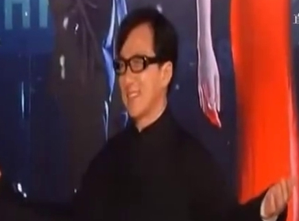 娱乐急先锋 成龙生日礼物现金满沙发做慈善