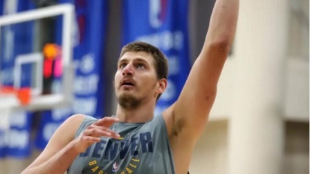 NBA热辣资讯 约基奇赛前热身训练！看看这身材，球迷：以后不能叫五花肉了！