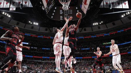 NBA热辣资讯 德罗赞转身过人后空中换手拉杆上篮！这招流畅的上篮太飘逸了！