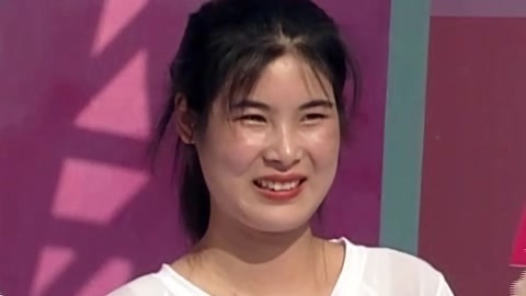 男生女生向前冲 第十四季 呆萌女孩冲关成功 男子信心满满第一关就落水