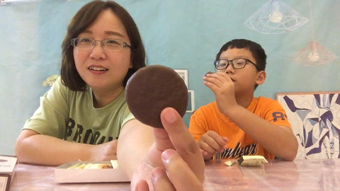 梁小轩和轩妈试吃各种美食 试吃“乐天打糕饼”